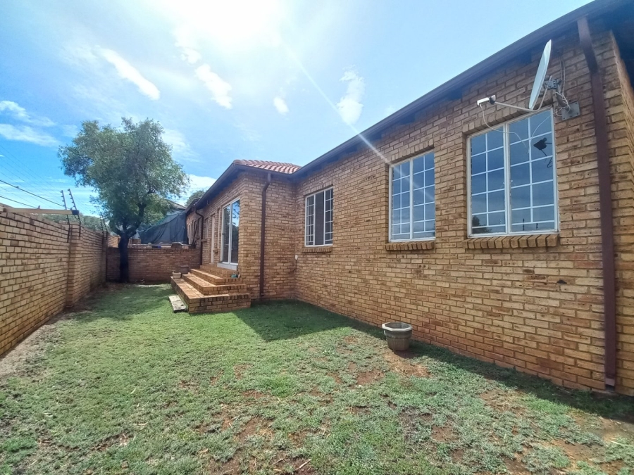 To Let 2 Bedroom Property for Rent in Kosmosdal Gauteng