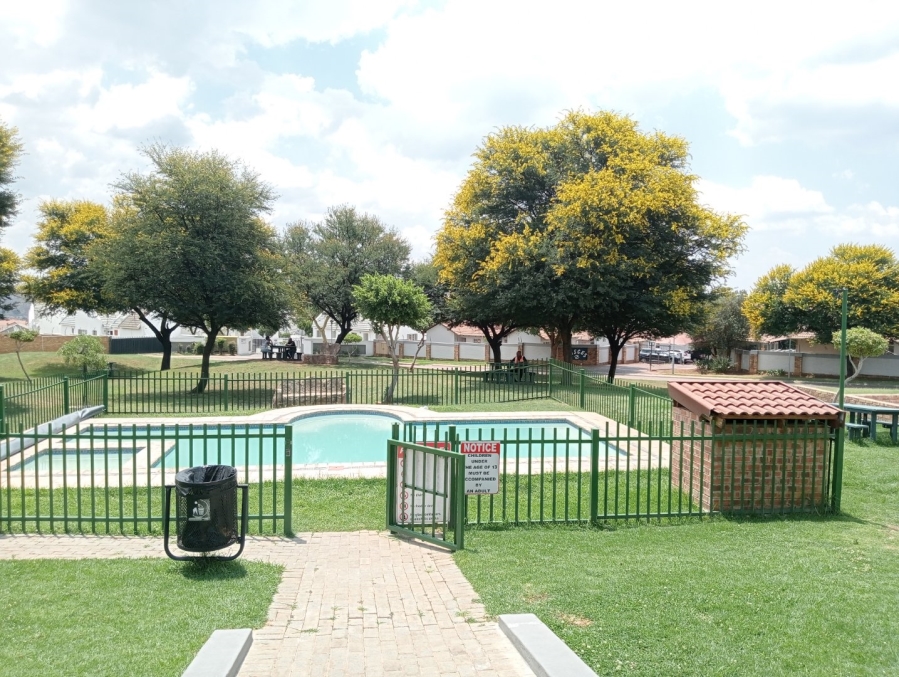 To Let 2 Bedroom Property for Rent in Kosmosdal Gauteng