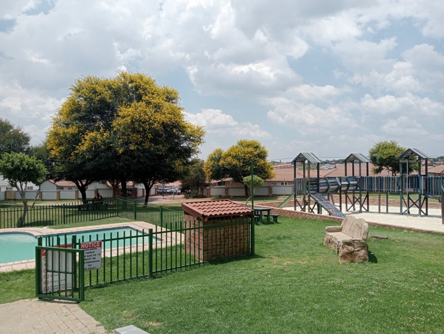 To Let 2 Bedroom Property for Rent in Kosmosdal Gauteng