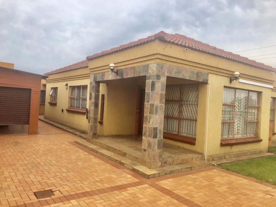 6 Bedroom Property for Sale in New Eersterus Gauteng