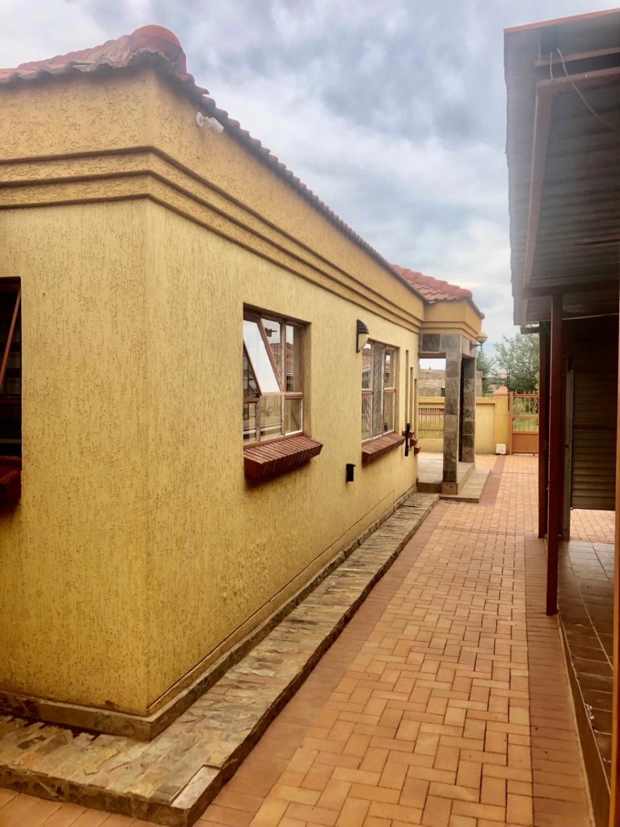 6 Bedroom Property for Sale in New Eersterus Gauteng