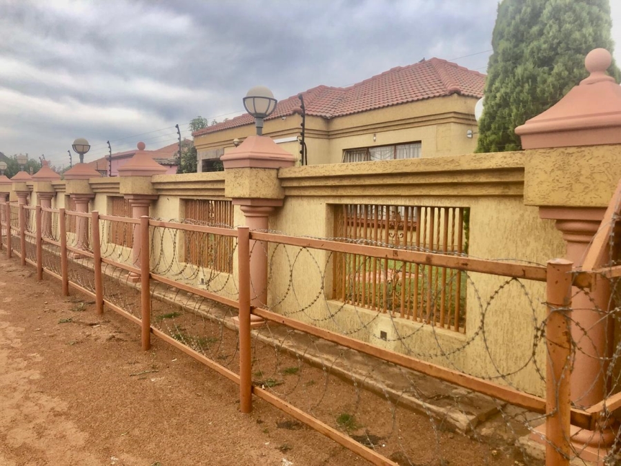 6 Bedroom Property for Sale in New Eersterus Gauteng