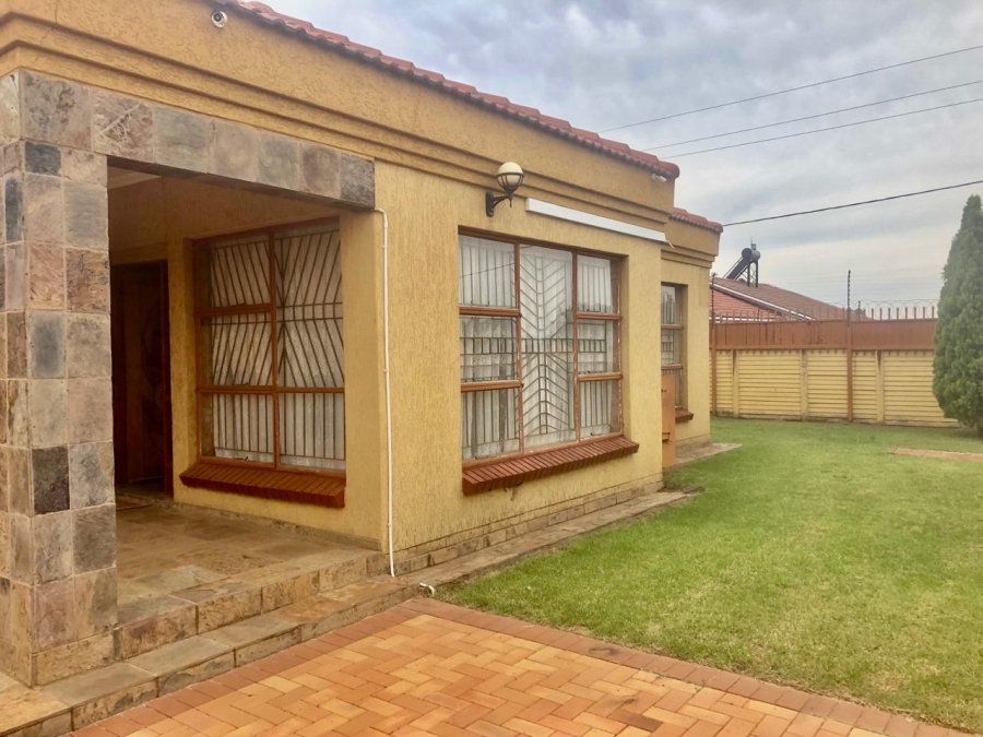 6 Bedroom Property for Sale in New Eersterus Gauteng