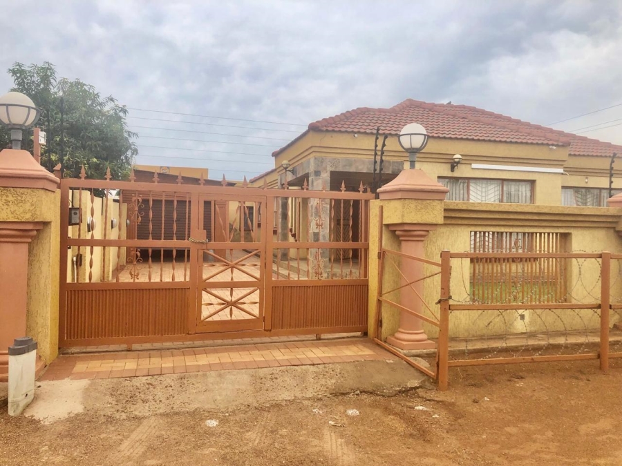 6 Bedroom Property for Sale in New Eersterus Gauteng