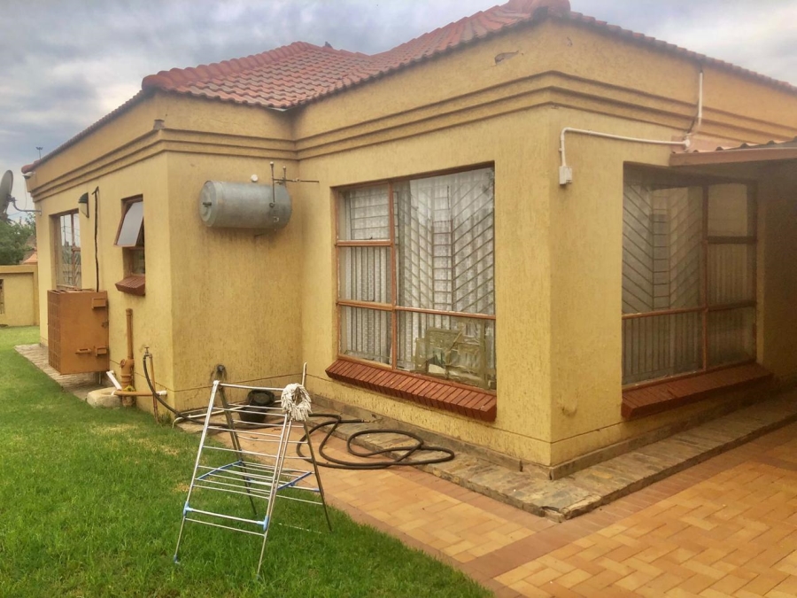 6 Bedroom Property for Sale in New Eersterus Gauteng