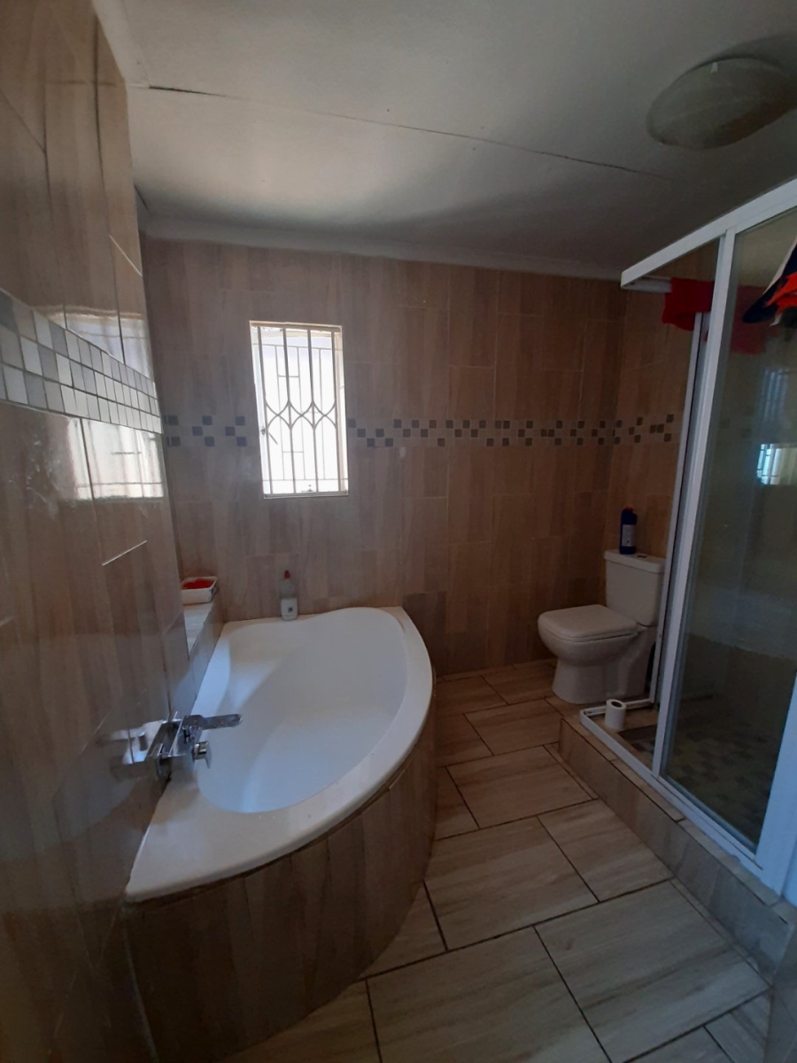 4 Bedroom Property for Sale in Heuweloord Gauteng