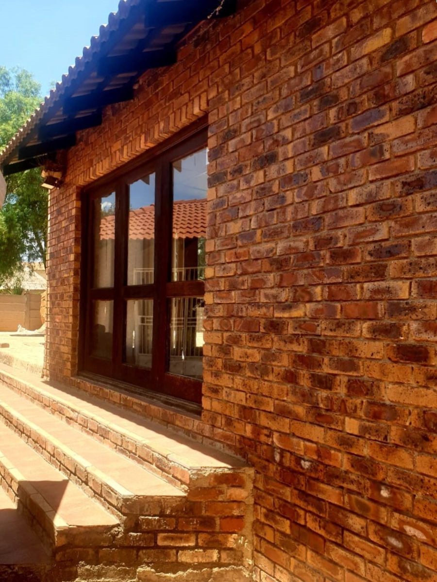 4 Bedroom Property for Sale in Heuweloord Gauteng