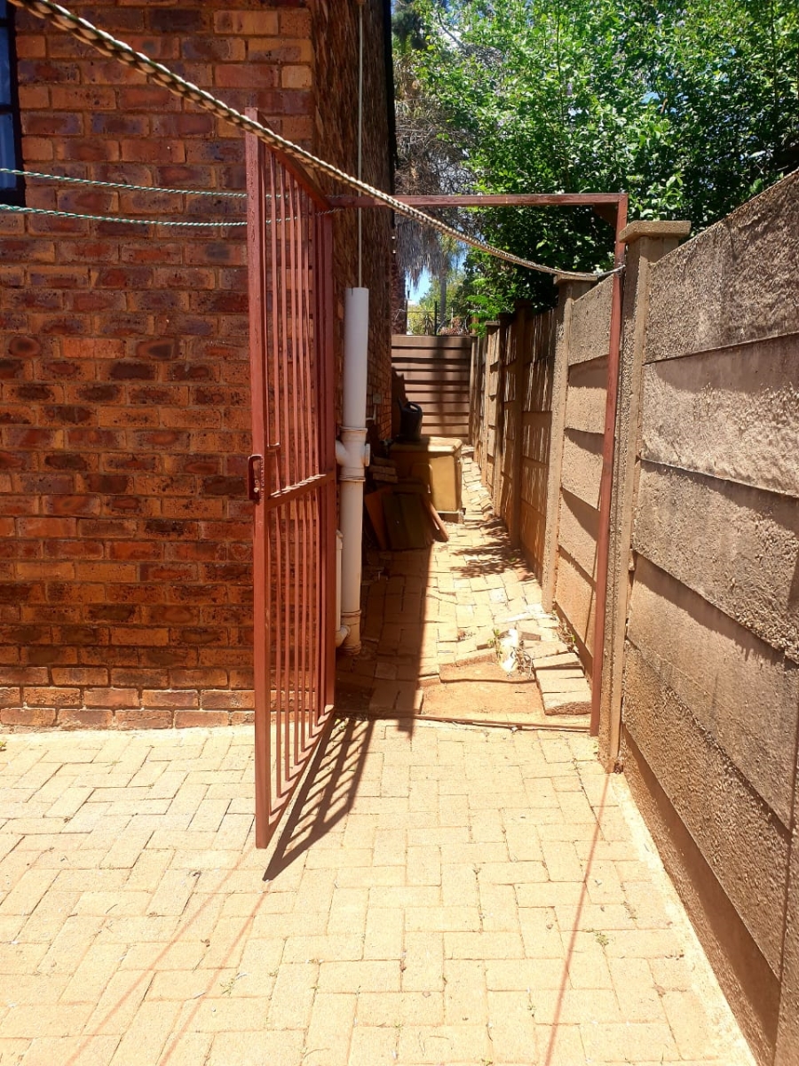 4 Bedroom Property for Sale in Heuweloord Gauteng