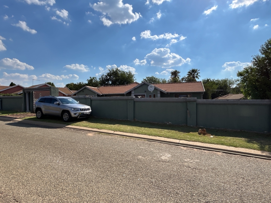 3 Bedroom Property for Sale in Crystal Park Gauteng