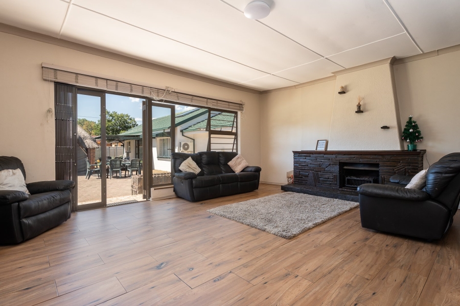 To Let 7 Bedroom Property for Rent in Brackenhurst Gauteng