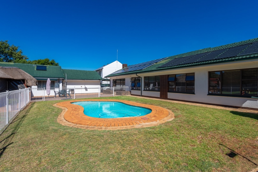 To Let 7 Bedroom Property for Rent in Brackenhurst Gauteng