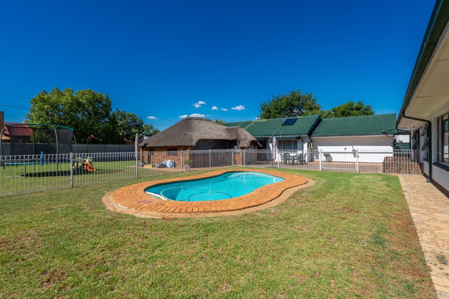 To Let 7 Bedroom Property for Rent in Brackenhurst Gauteng