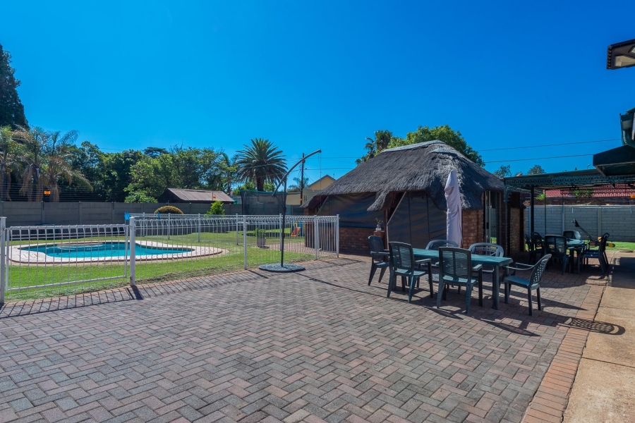 To Let 7 Bedroom Property for Rent in Brackenhurst Gauteng