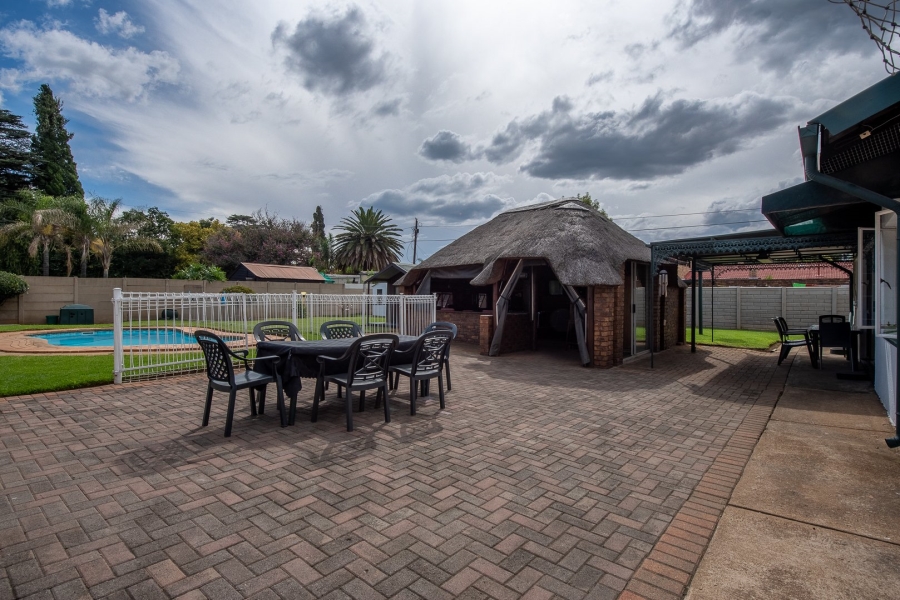 To Let 7 Bedroom Property for Rent in Brackenhurst Gauteng