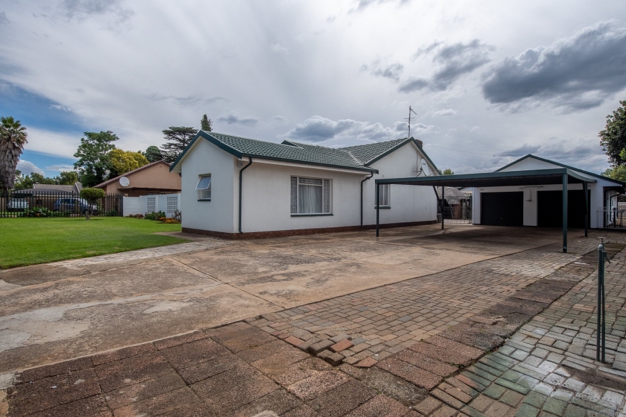 To Let 7 Bedroom Property for Rent in Brackenhurst Gauteng