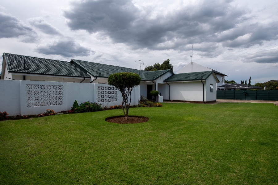 To Let 7 Bedroom Property for Rent in Brackenhurst Gauteng