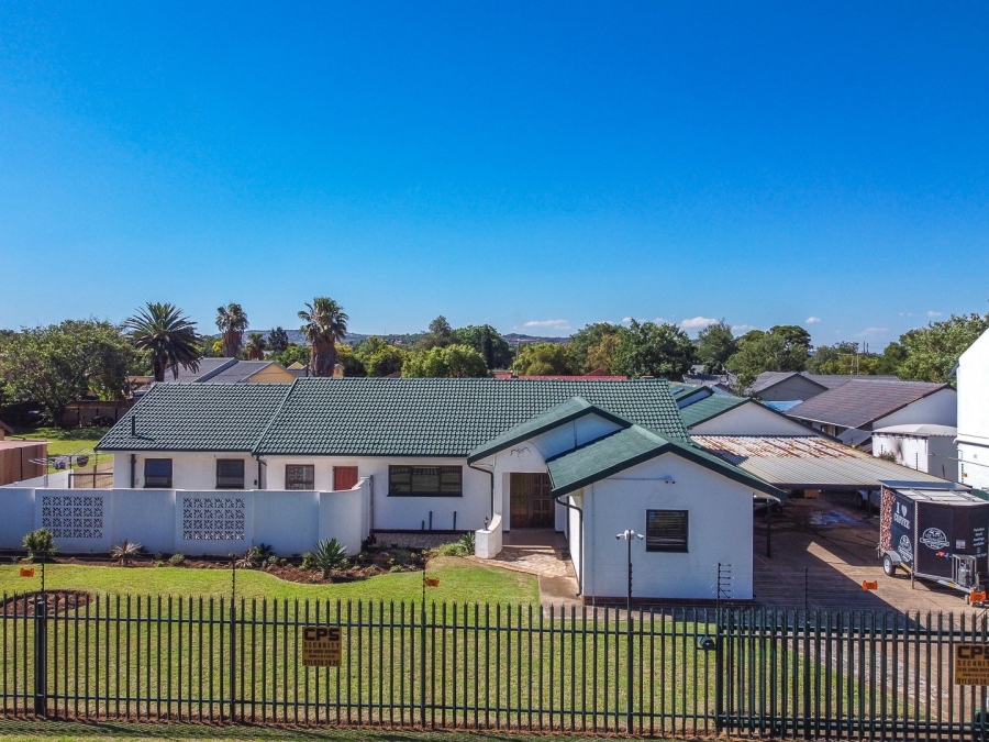 To Let 7 Bedroom Property for Rent in Brackenhurst Gauteng