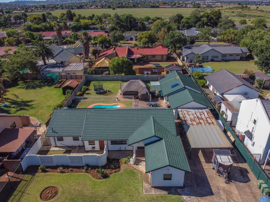 To Let 7 Bedroom Property for Rent in Brackenhurst Gauteng