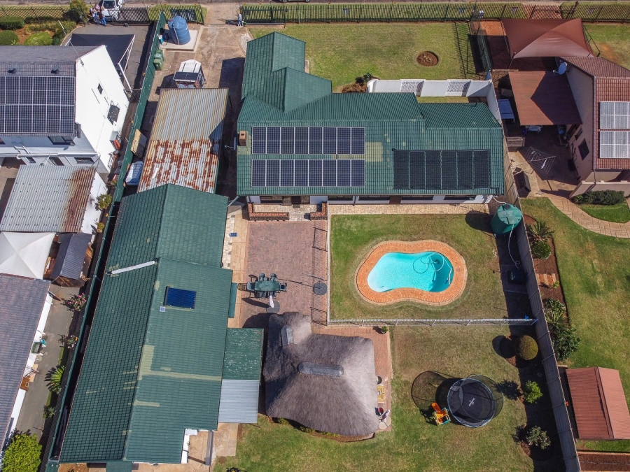 To Let 7 Bedroom Property for Rent in Brackenhurst Gauteng