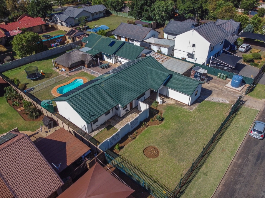 To Let 7 Bedroom Property for Rent in Brackenhurst Gauteng