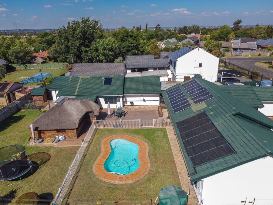 To Let 7 Bedroom Property for Rent in Brackenhurst Gauteng