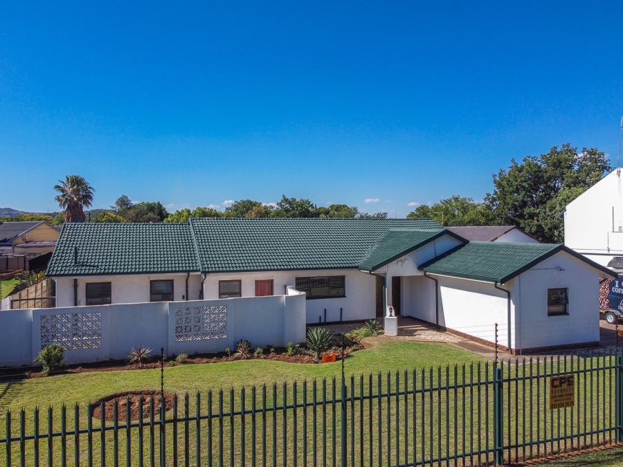 To Let 7 Bedroom Property for Rent in Brackenhurst Gauteng