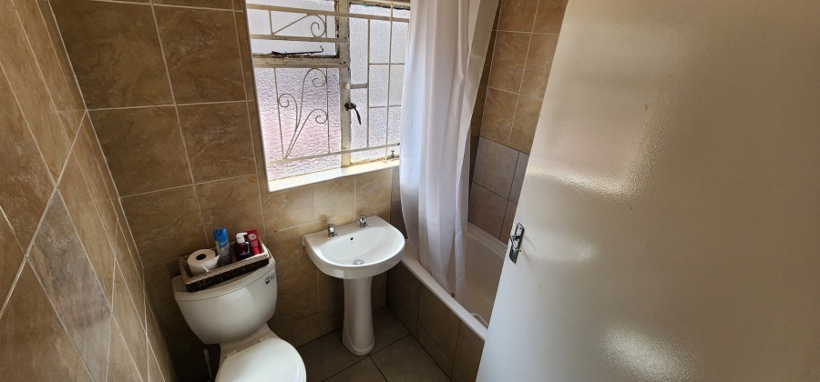 To Let 2 Bedroom Property for Rent in Bosmont Gauteng