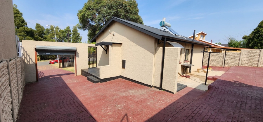 To Let 2 Bedroom Property for Rent in Bosmont Gauteng