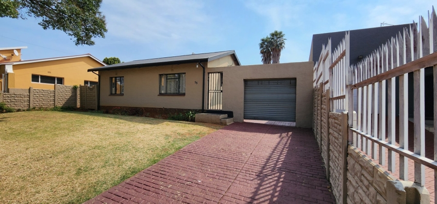 To Let 2 Bedroom Property for Rent in Bosmont Gauteng