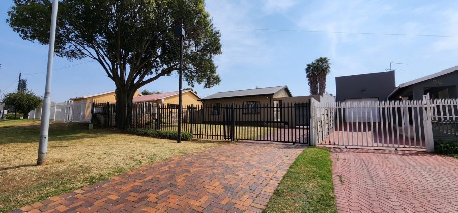 To Let 2 Bedroom Property for Rent in Bosmont Gauteng