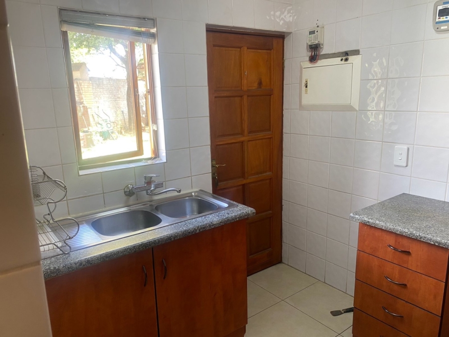 To Let 2 Bedroom Property for Rent in Crescent Wood Country Estate Gauteng