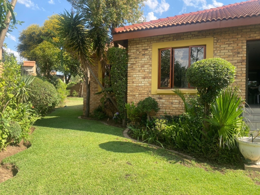 To Let 2 Bedroom Property for Rent in Crescent Wood Country Estate Gauteng