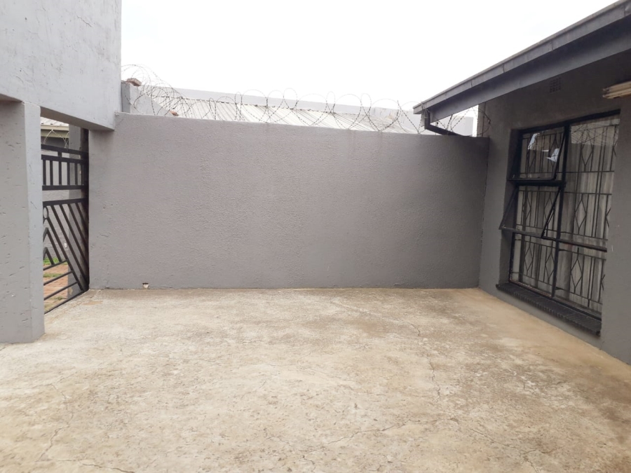 To Let commercial Property for Rent in Lenasia Ext 7 Gauteng