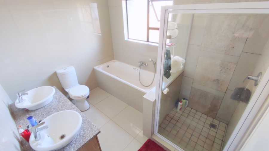 3 Bedroom Property for Sale in Heuwelsig Estate Gauteng