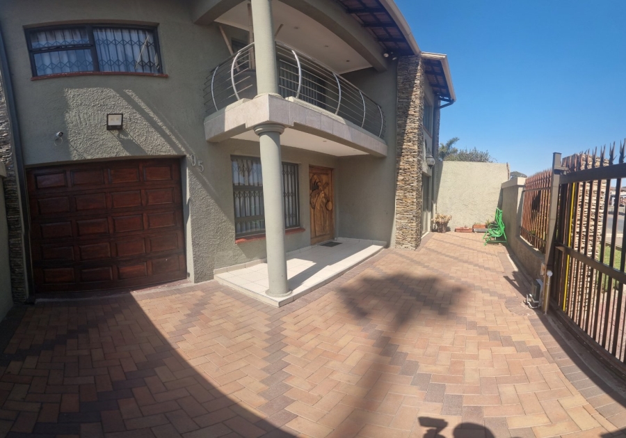 To Let 4 Bedroom Property for Rent in Reigerpark Gauteng