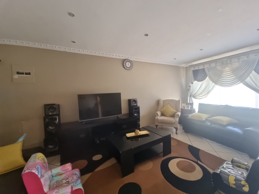 To Let 4 Bedroom Property for Rent in Reigerpark Gauteng