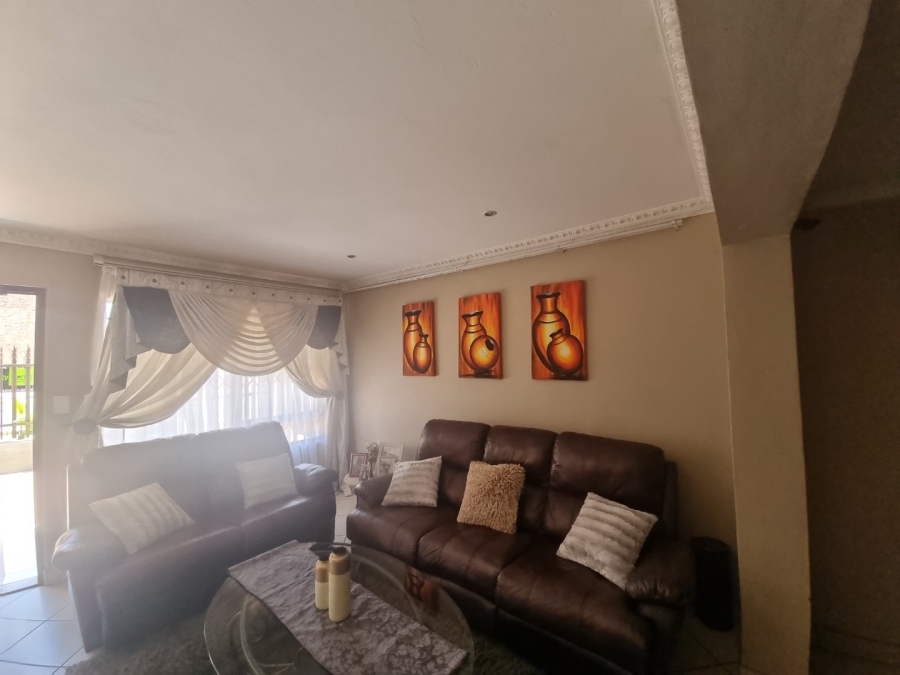 To Let 4 Bedroom Property for Rent in Reigerpark Gauteng