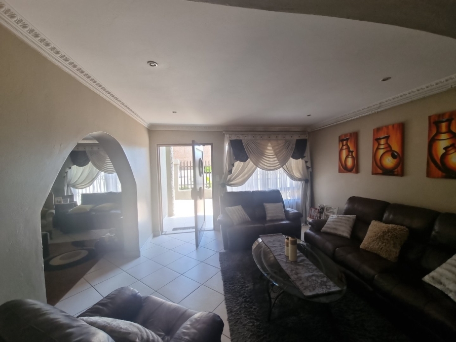 To Let 4 Bedroom Property for Rent in Reigerpark Gauteng