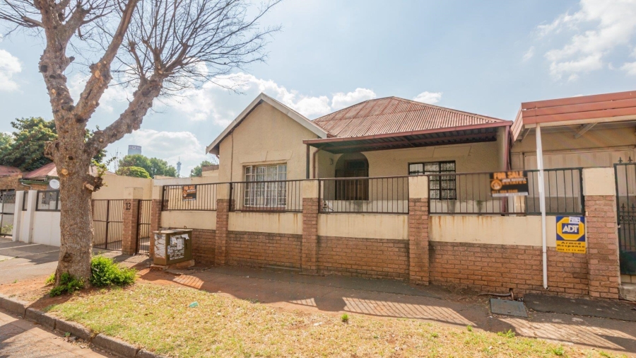 6 Bedroom Property for Sale in Lorentzville Gauteng