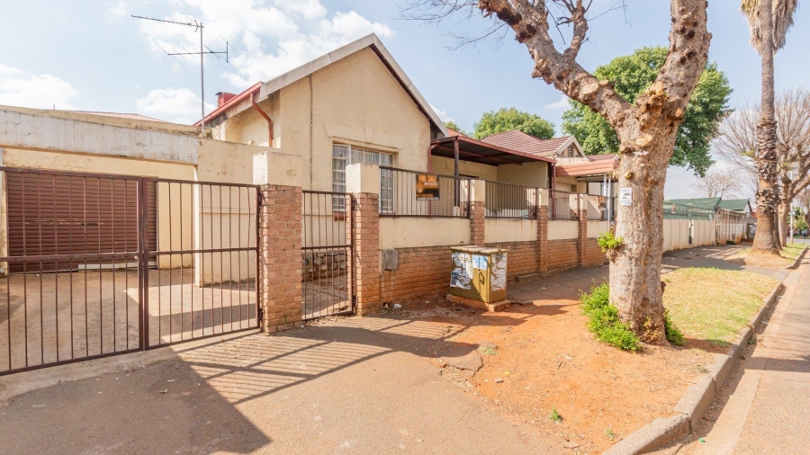 6 Bedroom Property for Sale in Lorentzville Gauteng