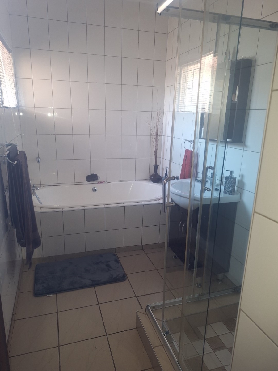 3 Bedroom Property for Sale in Dorandia Gauteng