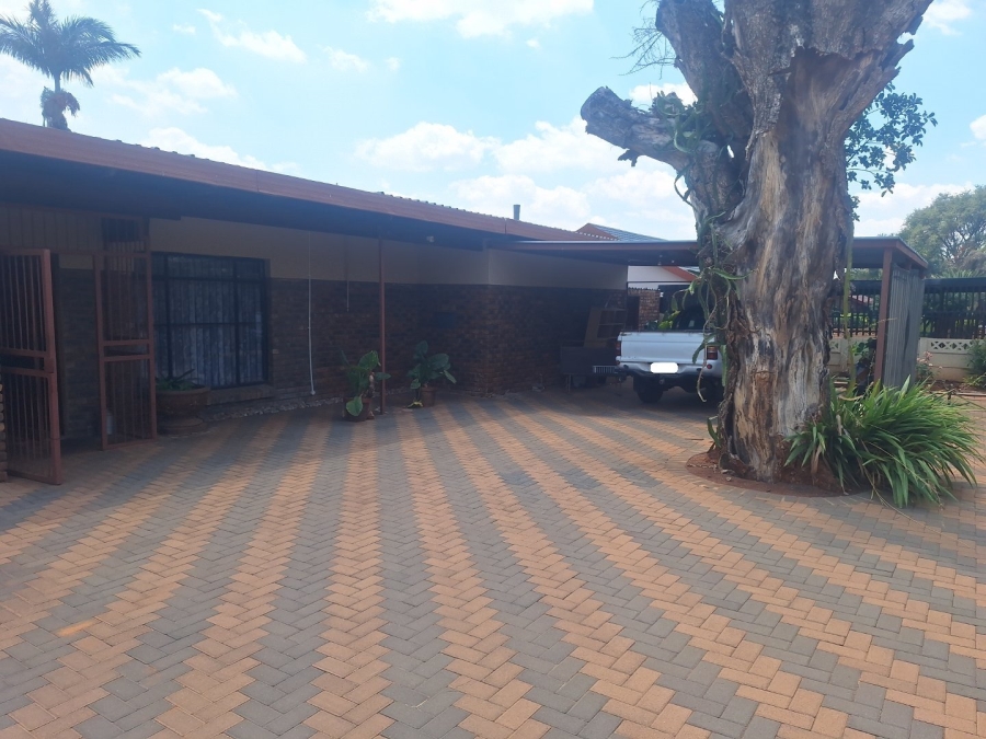 3 Bedroom Property for Sale in Dorandia Gauteng