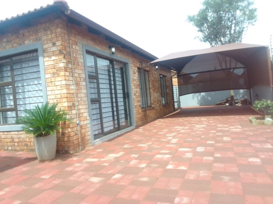 To Let 3 Bedroom Property for Rent in Protea Glen Gauteng