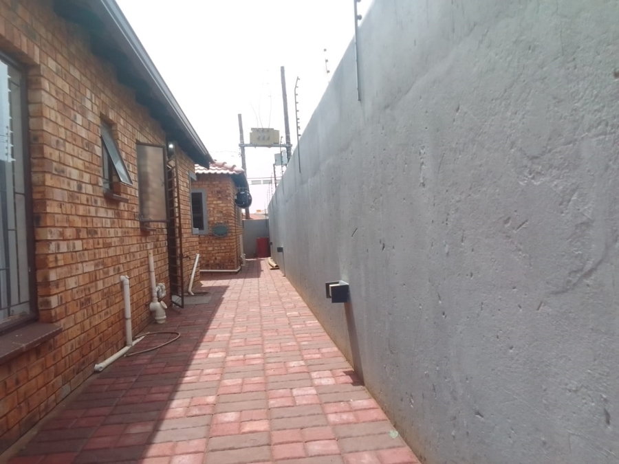 To Let 3 Bedroom Property for Rent in Protea Glen Gauteng