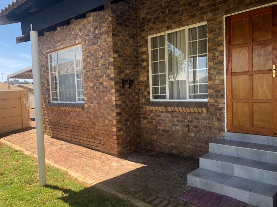 To Let 2 Bedroom Property for Rent in Allens Nek Gauteng