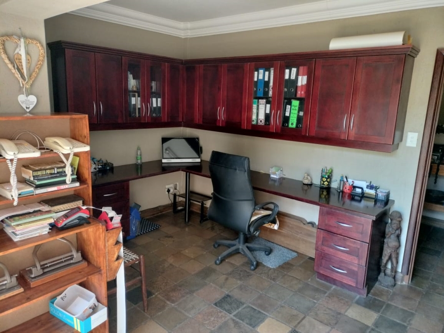 5 Bedroom Property for Sale in Ninapark Gauteng