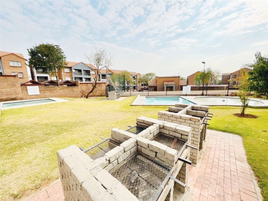 To Let 2 Bedroom Property for Rent in Vorna Valley Gauteng