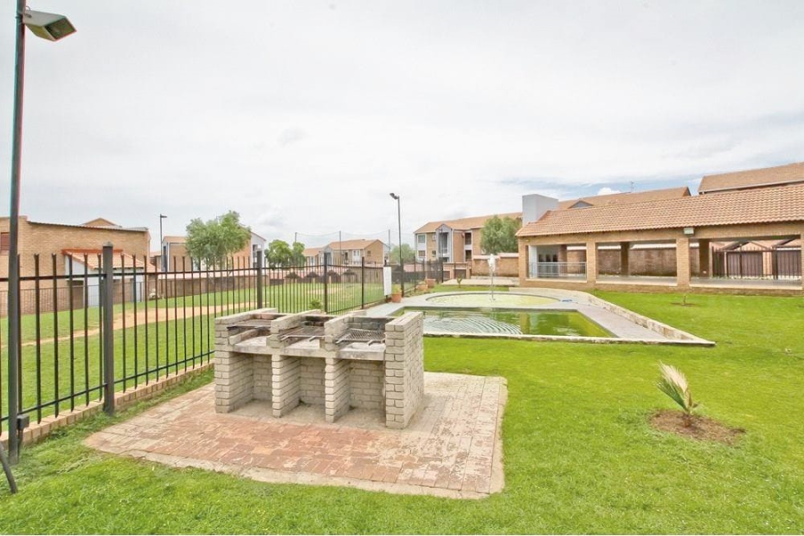 To Let 2 Bedroom Property for Rent in Vorna Valley Gauteng