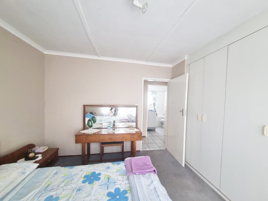 2 Bedroom Property for Sale in Lakefield Gauteng