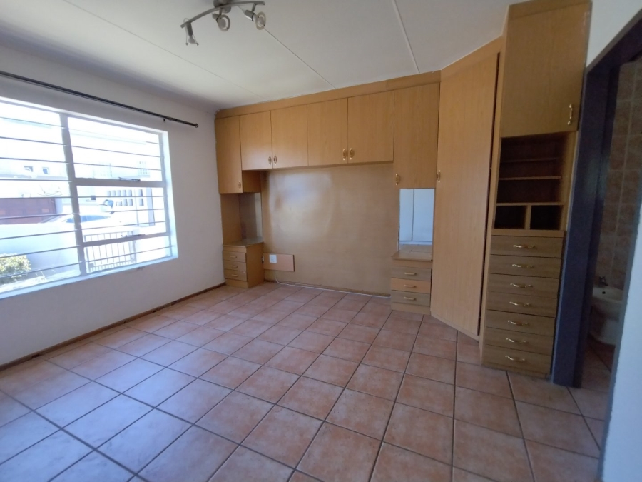 To Let 4 Bedroom Property for Rent in Oakdene Gauteng